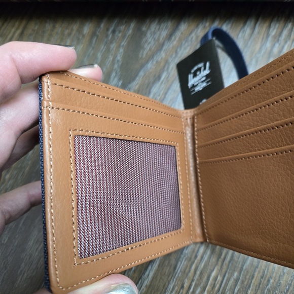NEW Stylish Herschel Navy Tan Wallet  bi-fold with elastic band makes great gift - Picture 3 of 7